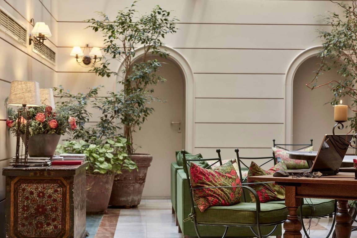 Philippos-Hotel_Atrium_Lobby-Area_Plaka_Athens